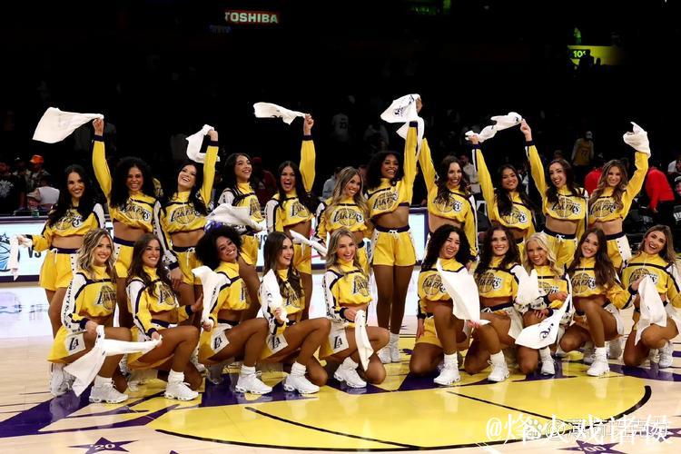 詹姆斯三双引领湖人大胜马刺，克内克特20+8止住3连败