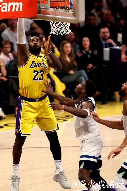 詹姆斯三双引领湖人大胜马刺，克内克特20+8止住3连败